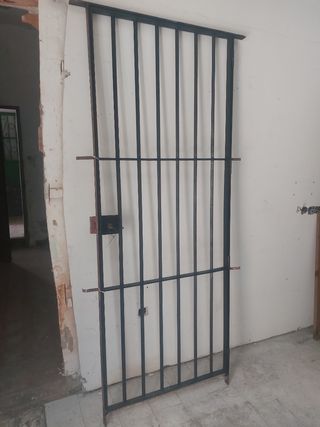 Puerta metálica antigua
