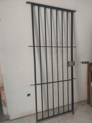 Puerta metálica antigua