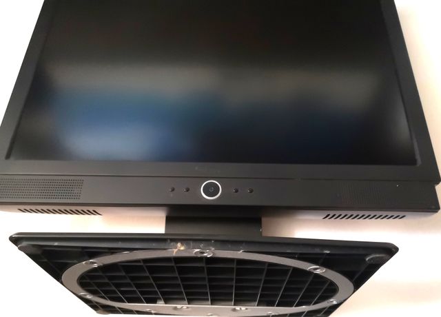 Monitor LCD 20" con altavoces.