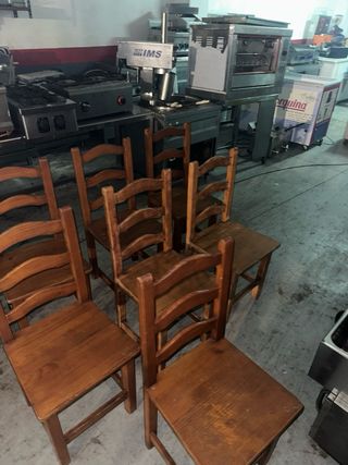 Sillas Madera en  Buen estado a 8 cada una 