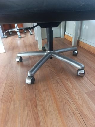 Sillón giratorio piel negra recogida en gijon