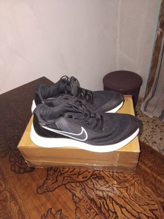 Zapatillas deportivas negras y blancas