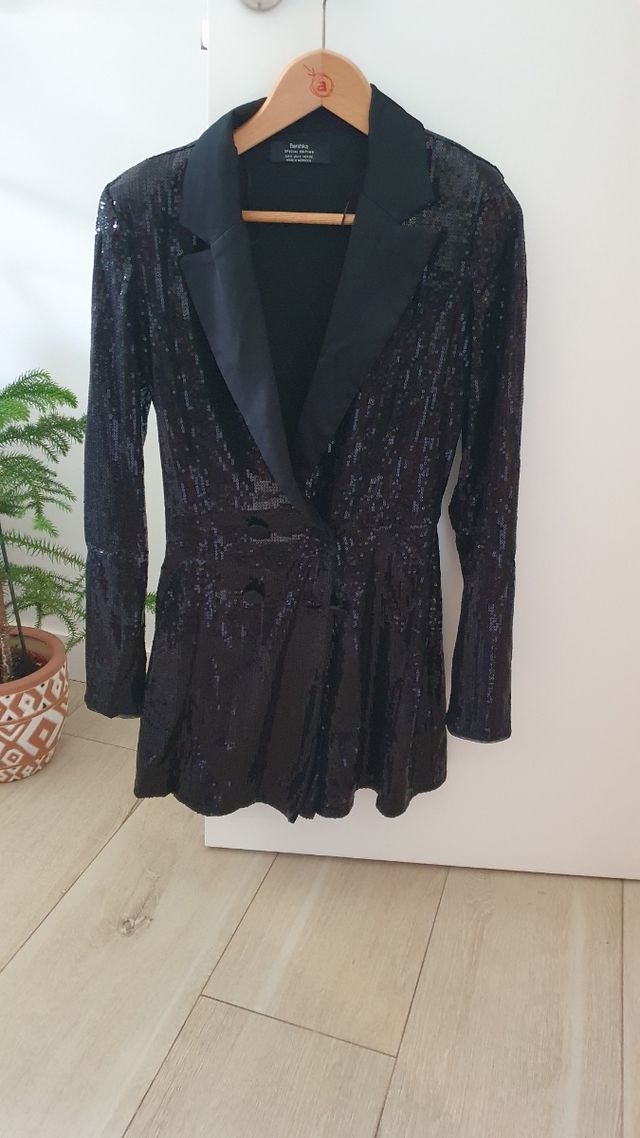 Vestido pantalón Bershka de lentejuelas negro.