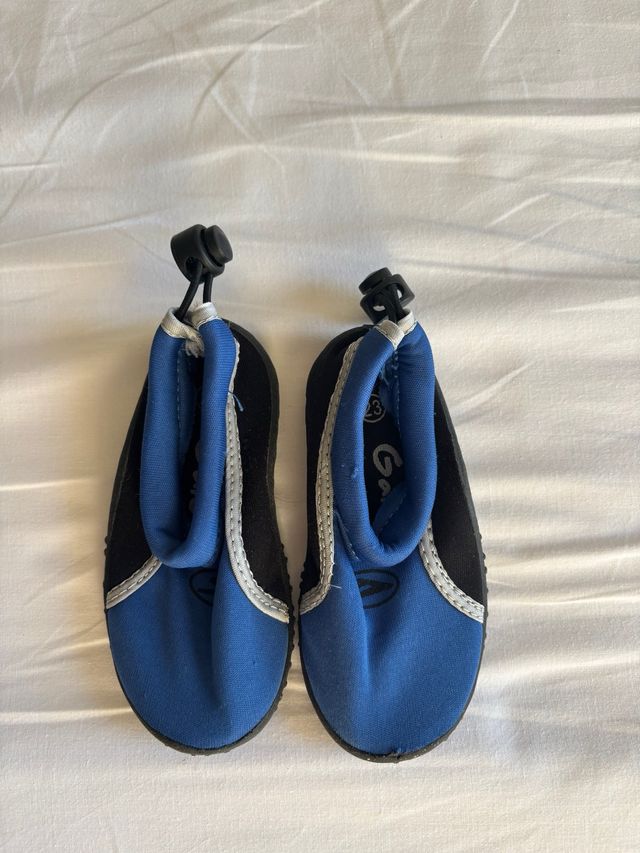 Escarpines playa niño talla 23 y cangrejeras n24