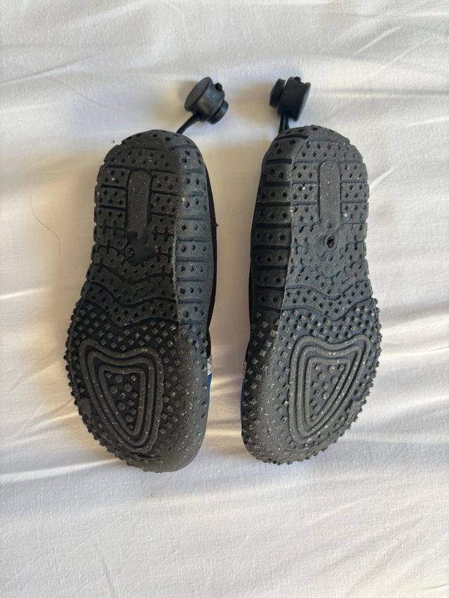 Escarpines playa niño talla 23 y cangrejeras n24