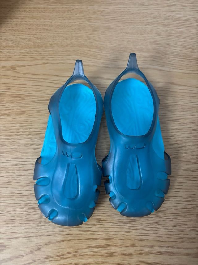 Escarpines playa niño talla 23 y cangrejeras n24