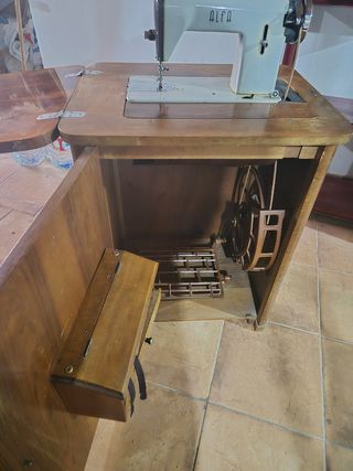 Máquina coser Alfa con mueble