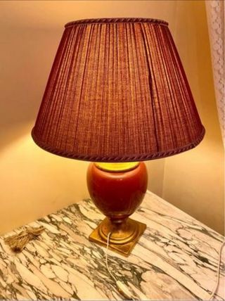 Lámpara pie cerámica para mesa granate y dorada