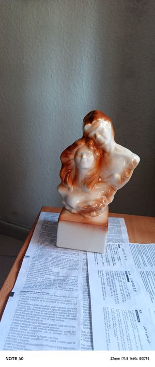 Escultura pareja romántica