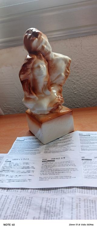 Escultura pareja romántica