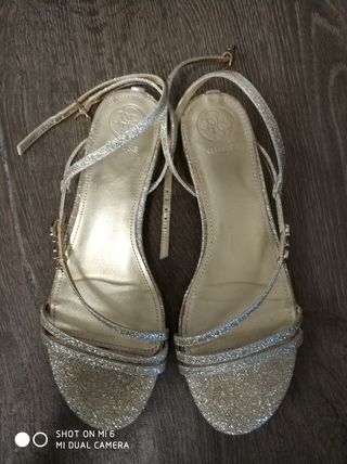 Sandalias Guess brillantes doradas