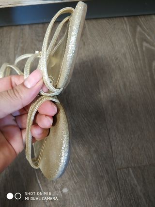 Sandalias Guess brillantes doradas