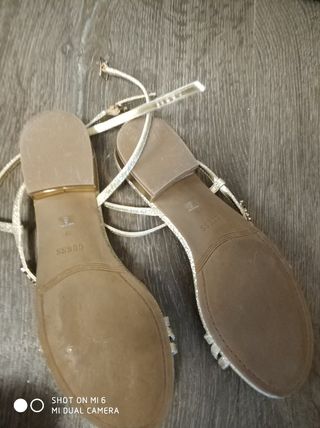 Sandalias Guess brillantes doradas