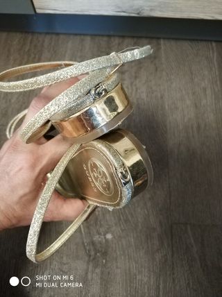 Sandalias Guess brillantes doradas