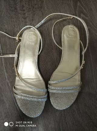 Sandalias Guess brillantes doradas