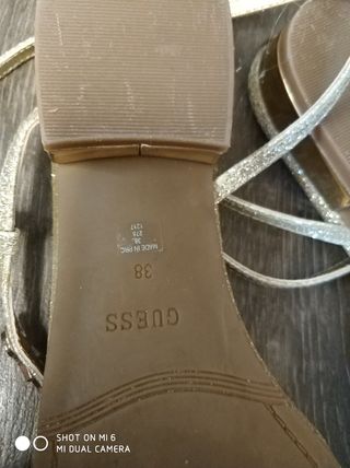Sandalias Guess brillantes doradas