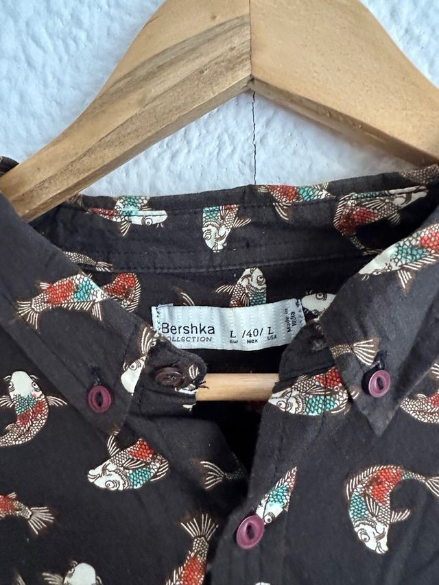 Camisa Bershka carpas - M