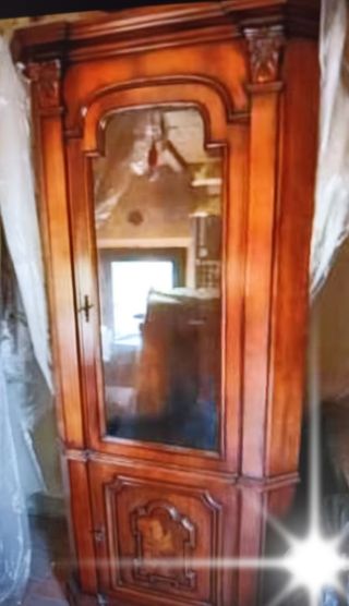 Angoliera in legno massello stile antico.