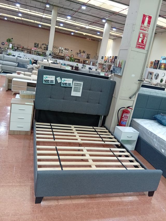 Cama tapisada de 150cm gris, con cabecero
