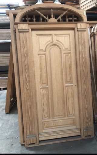 Puerta entrada de madera