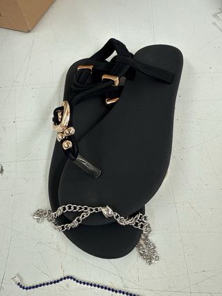 Sandalias negras mas 3 pulseras varias