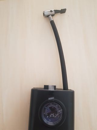 Bomba de neumáticos portátil 