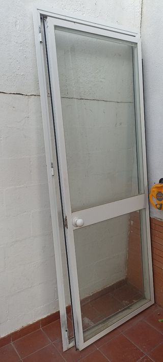 Puerta aluminio blanca sin usar