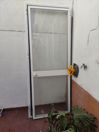 Puerta aluminio blanca sin usar