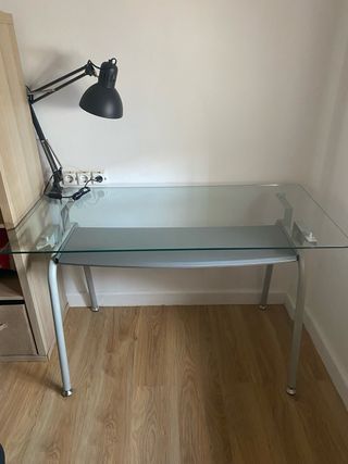 Escritorio cristal moderno + silla + lámpara