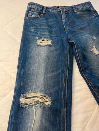 Vaqueros rotos ( a estrenar )