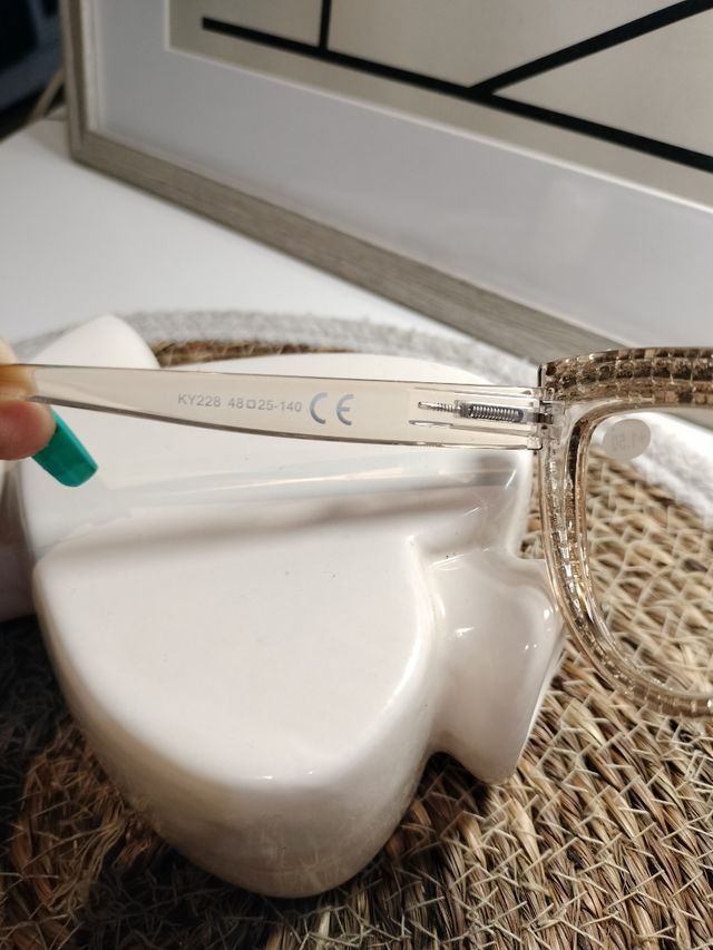 Óculos com armação brilhante