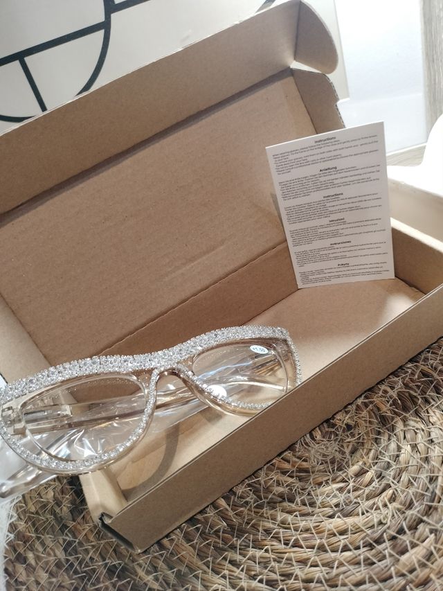 Óculos com armação brilhante