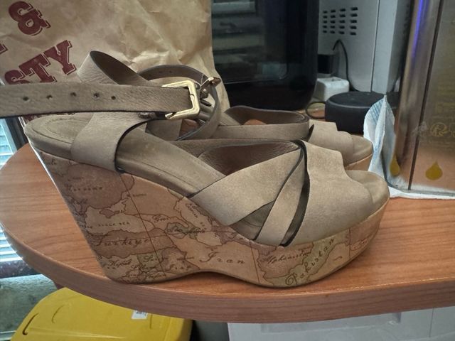 Sandali Alviero Martini beige zeppa