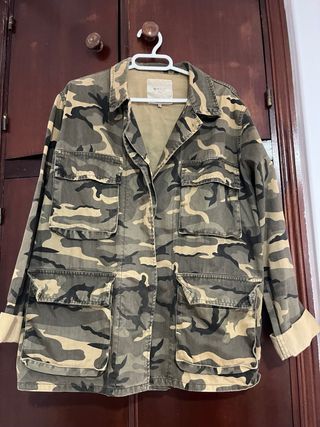 Chaqueta militar camuflaje, poco usada, como nueva