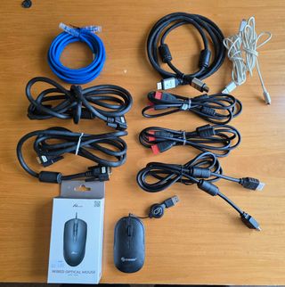 Cables PC: 2 VGA, 4 HDMI, 2 ratones