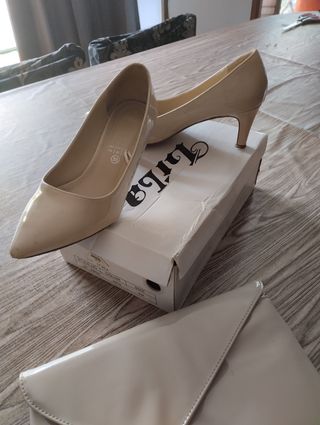 Salones y bolso beige