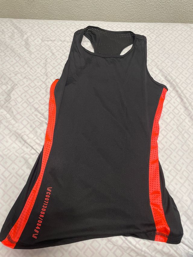 Camiseta deportiva negra y rosa 36/38