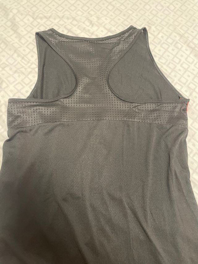 Camiseta deportiva negra y rosa 36/38