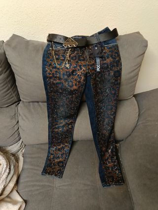 Cazadora y pantalón con bonitos dorados 