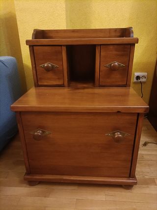 Mesa auxiliar madera para teléfono y lampara
