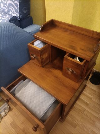 Mesa auxiliar madera para teléfono y lampara