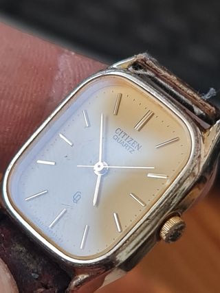 Reloj Citizen Quartz dorado rectangular