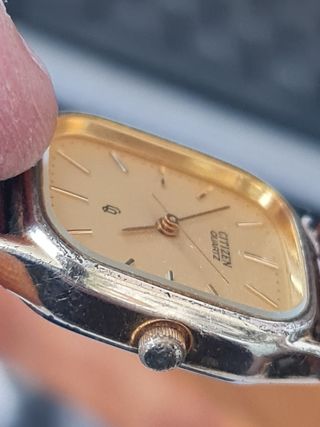 Reloj Citizen Quartz dorado rectangular