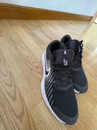 Zapatillas Nike negras y blancas