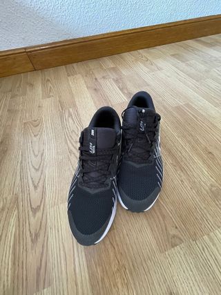 Zapatillas Nike negras y blancas
