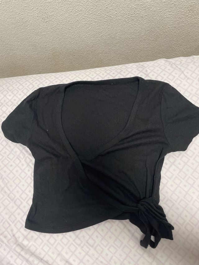 Top negro corto cruzado