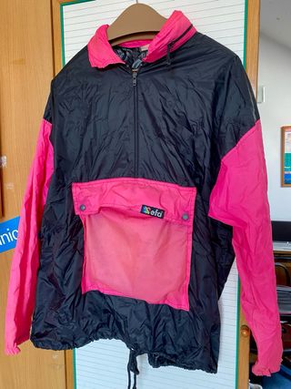 Chaqueta EFA negra y rosa