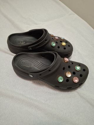 Crocs plataforma negras con charms
