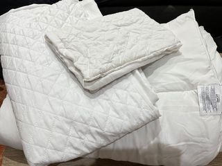 Edredón blanco acolchado