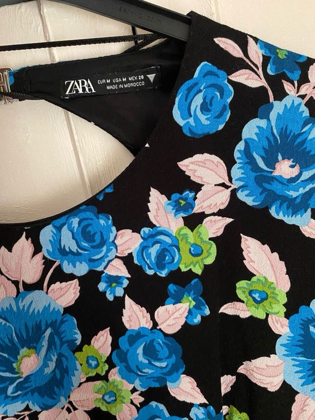 Vestido estampado floral de Zara